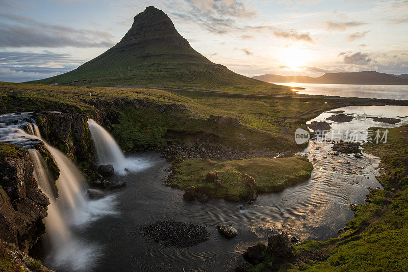 Kirkjufellsfoss 和 Kirkjufell 山